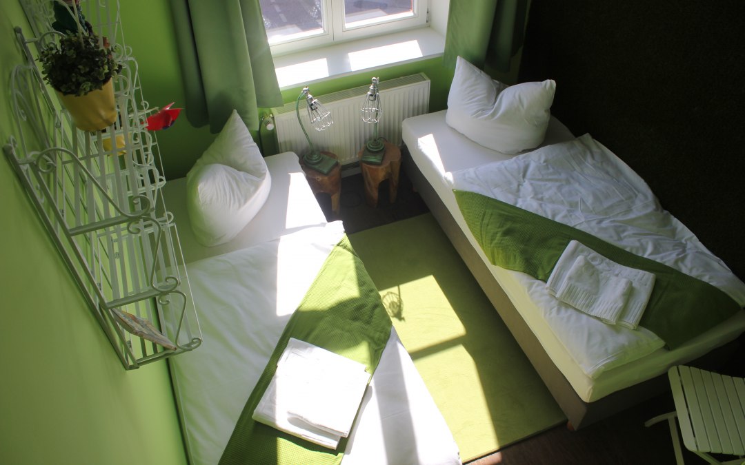 Kamer "Manne" met het thema volkstuin, © Andreas Fack (Copyright Postel Usedom GmbH)