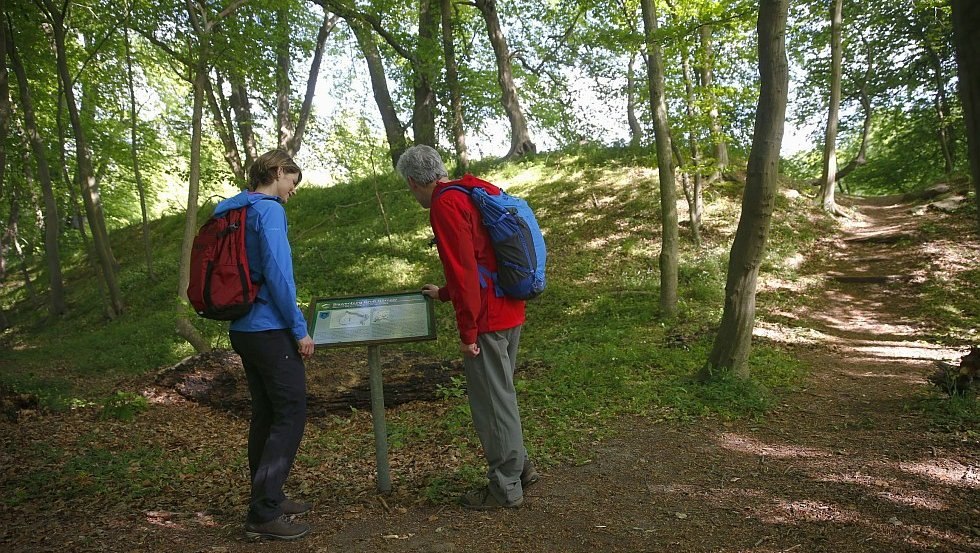 Tablica informacyjna zawiera przegląd wałów obronnych. // © MV-T/outdoor-visions.com Tablica informacyjna zawiera przegląd wałów obronnych. // © MV-T/outdoor-visions.com