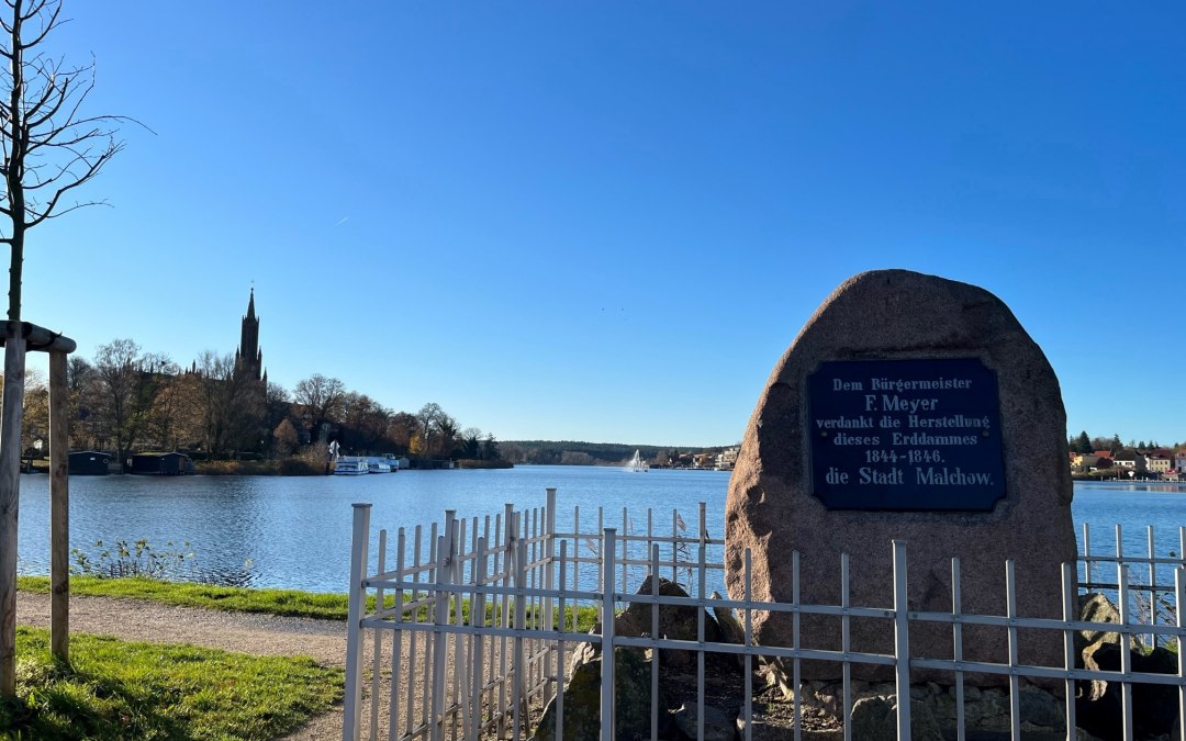 Kamień pamiątkowy na tamie ziemnej, © Tourist-Information Malchow
