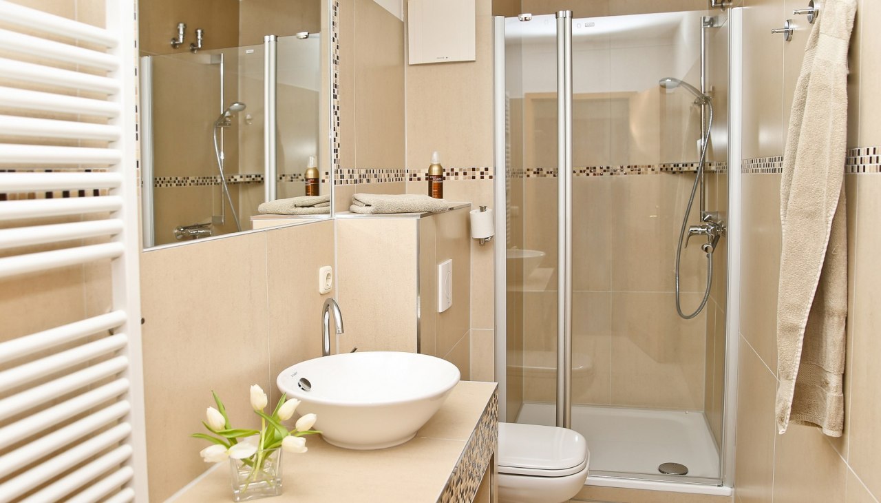 Gerenoveerde badkamers in de Monika flat, &copy; Anke Schultz