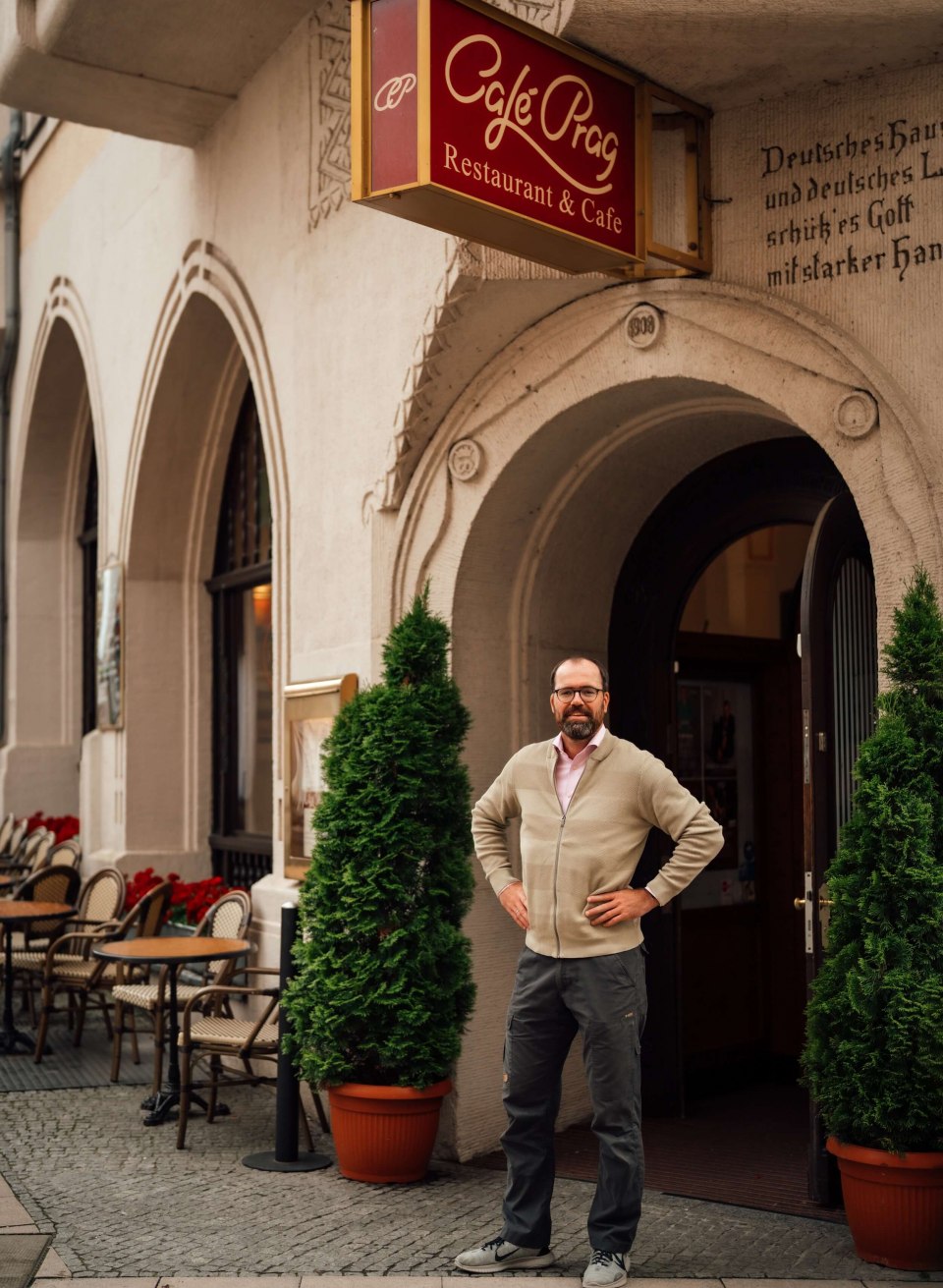 Thomas Hildebrandt przed kawiarnią Prag w Schwerinie
