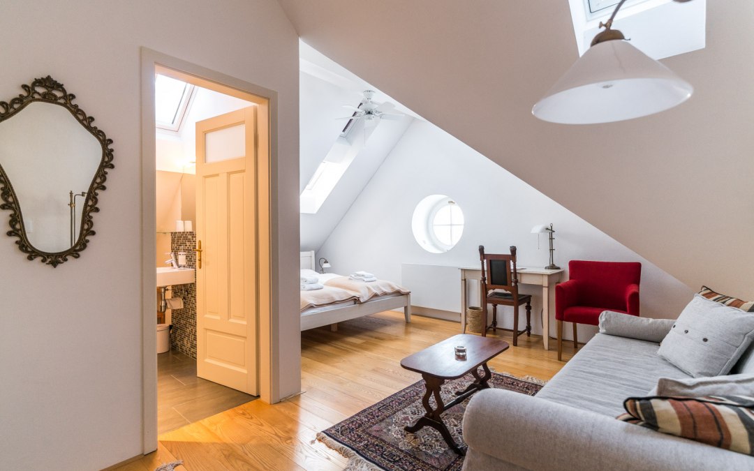 Inzicht in een van de 30 kamers. De stijlvolle, warme elegantie van het landhuis, de reflectie op kloosterlijke contemplatie en de hoogwaardige kamerinrichting, teruggebracht tot het essentiële, ondersteunen je op je reis naar binnen, op zoek naar rust en ontspanning., © Kloster Gut Saunstorf