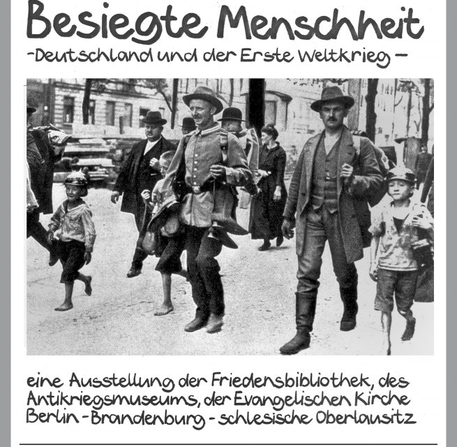 Ausstellung "Besiegte Menschheit" in der St. Marienkirche Stralsund von Mai bis Oktober 2026 täglich von 10:00-17:00 Uhr // © Friedensbibliothek Berlin Ausstellung "Besiegte Menschheit" in der St. Marienkirche Stralsund von Mai bis Oktober 2026 täglich von 10:00-17:00 Uhr // © Friedensbibliothek Berlin