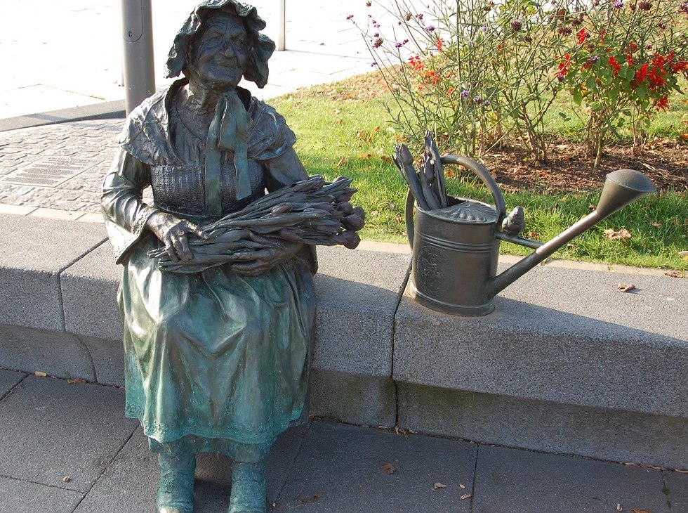Bertha Klingberg w swoim tradycyjnym stroju Rehna spogląda na plac nazwany jej imieniem., © Gabriele Skorupski