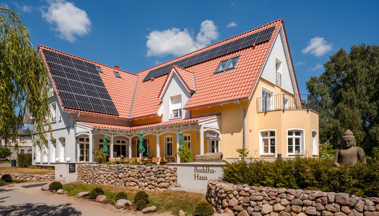 Centrum uzdrawiania znajduje się na pierwszym piętrze Domu Buddy. Na parterze znajduje się klasztorna kawiarnia i klasztorny sklep., © Aneka Schwerdtfeger