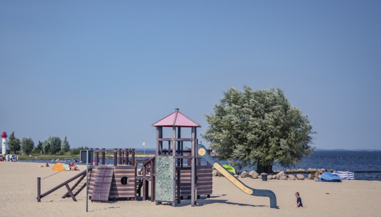 Plac zabaw na plaży w Ueckermünde, © TVV/Philipp Schulz Plac zabaw na plaży w Ueckermünde, © TVV/Philipp Schulz