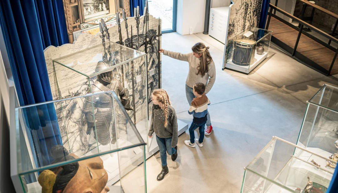 Een gezin kijkt met belangstelling naar de tentoonstellingen in het SCHABBELL Museum voor stadsgeschiedenis in Wismar., © TMV/Tiemann