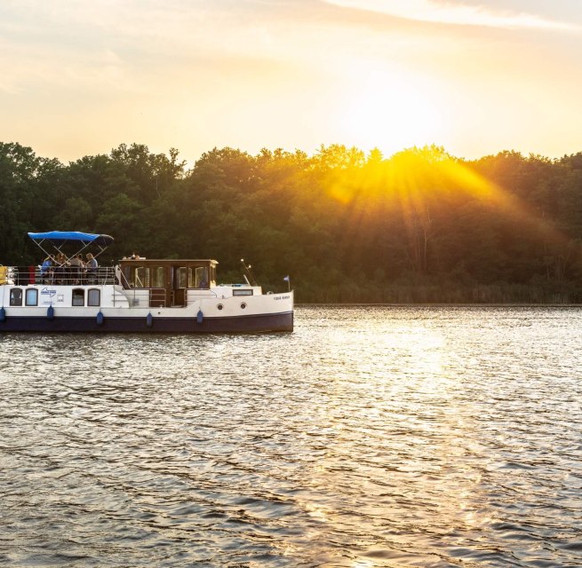 De vrienden glijden vrolijk de zonsondergang van Mecklenburg tegemoet // © MV-T/Tiemann De vrienden glijden vrolijk de zonsondergang van Mecklenburg tegemoet // © MV-T/Tiemann