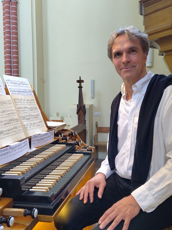 Till Hass aan het L&uuml;tkem&uuml;ller-orgel // &copy; Anja L&uuml;nert