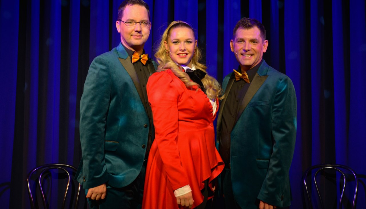 Manuel Ettelt, Jacqueline Batzlaff i Christian D. Trabert z Plau am See Castle Festival, © Burgfestspiele Plau am See