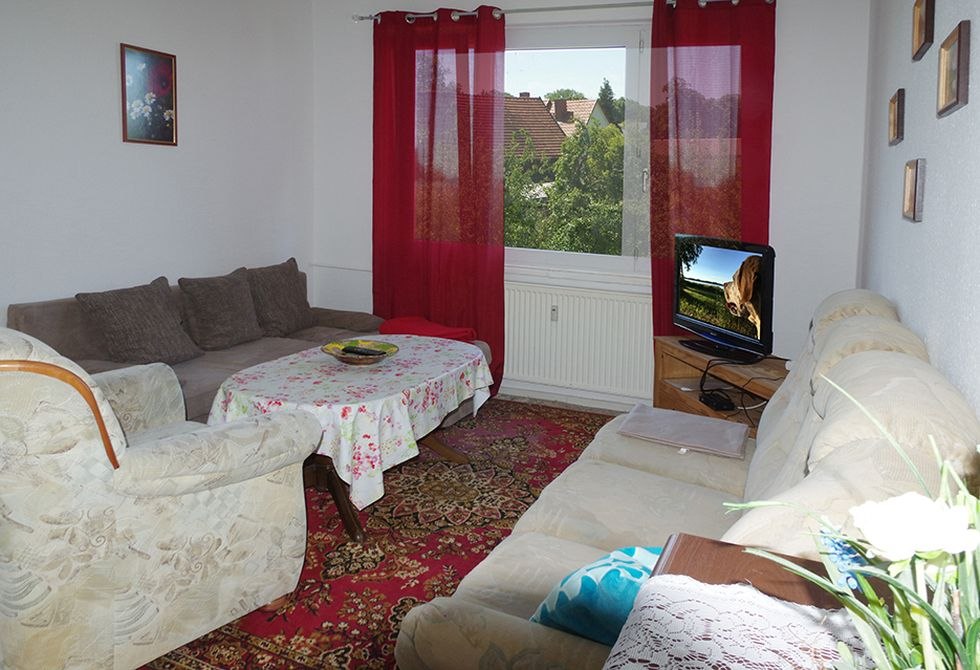 Flat HNo. 46: Woonkamer met slaapbank / Slaapkamer met 3 eenpersoonsbedden / Uitgeruste keuken en badkamer, © Klaus Paul Müller