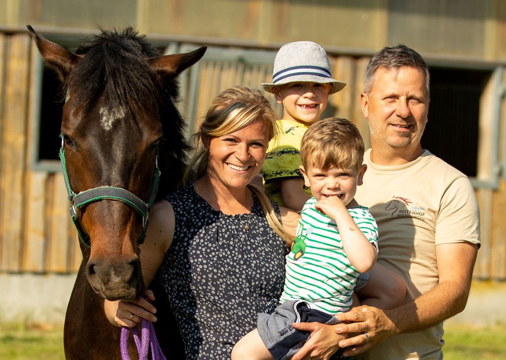 Wij zijn de familie Süß en met de Reiterhof Boltenhagen vervullen we onze levenslange droom. De kustplaats aan de Oostzee Boltenhagen heeft ons betoverd met zijn flair en natuurlijke schoonheid en we willen dit enthousiasme delen met onze klanten., © Fotografie Ulrike Pawandenat Wij zijn de familie Süß en met de Reiterhof Boltenhagen vervullen we onze levenslange droom. De kustplaats aan de Oostzee Boltenhagen heeft ons betoverd met zijn flair en natuurlijke schoonheid en we willen dit enthousiasme delen met onze klanten., © Fotografie Ulrike Pawandenat