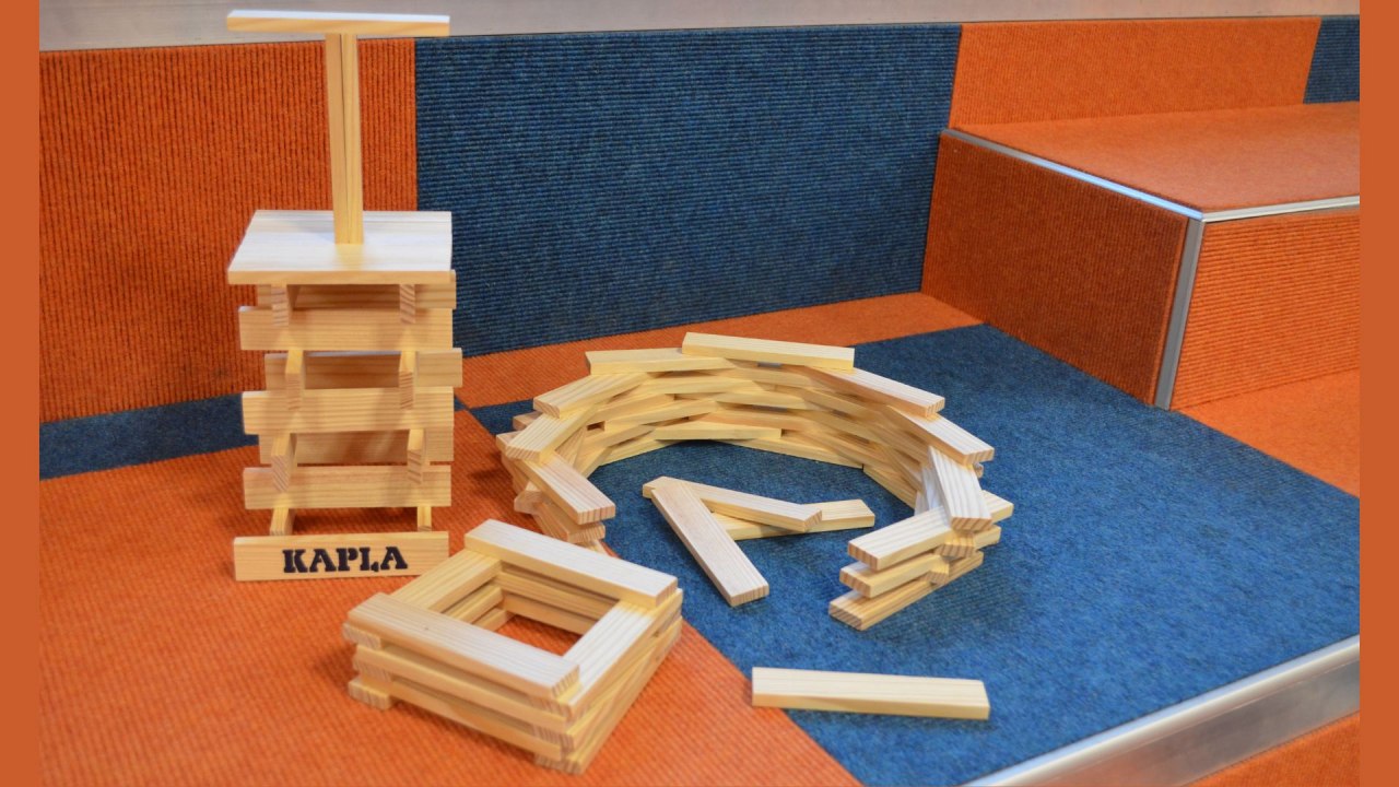 Met Kapla-blokjes (houten bouwblokjes) werden torens en bouwwerken gebouwd. // © Stadtbibliothek Stralsund Met Kapla-blokjes (houten bouwblokjes) werden torens en bouwwerken gebouwd. // © Stadtbibliothek Stralsund