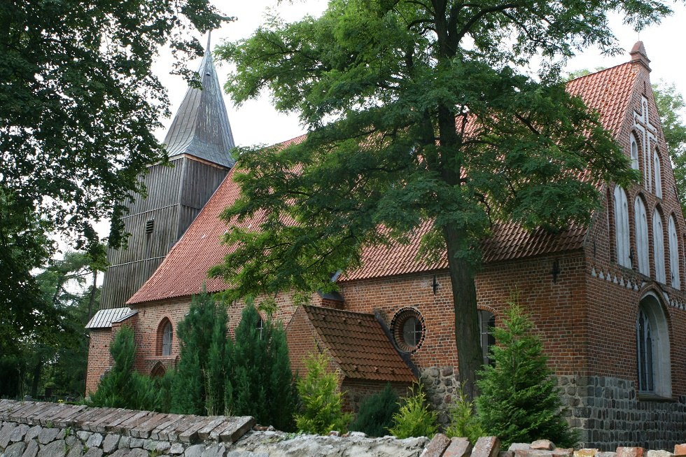 Buitenaanzicht van de kerk // &copy; Sabrina Wittkopf-Schade