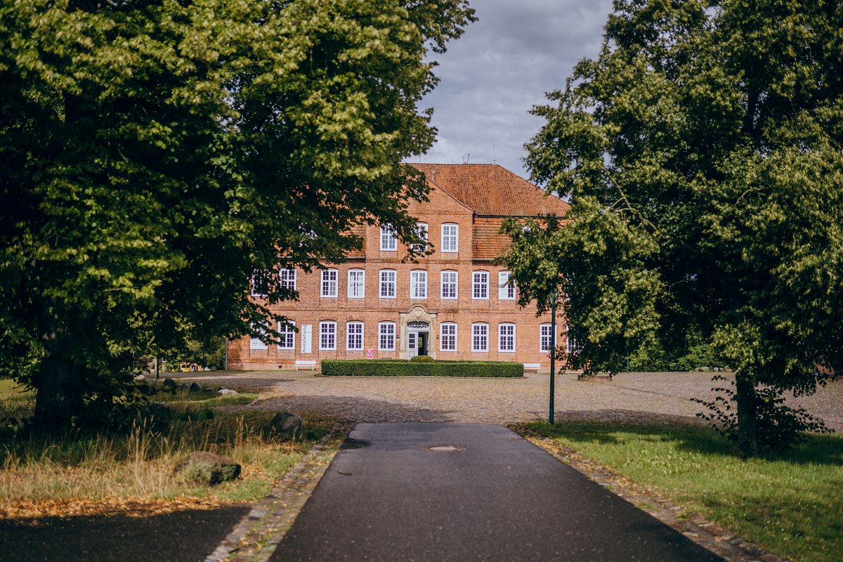 Widok z zewnątrz na Künstlerhaus Schloss Plüschow // © Schloss Plüschow Widok z zewnątrz na Künstlerhaus Schloss Plüschow // © Schloss Plüschow