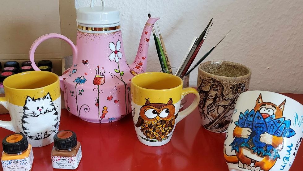 enchanting hand painted ceramics, glass or porcelain, © Ivonne Unruh