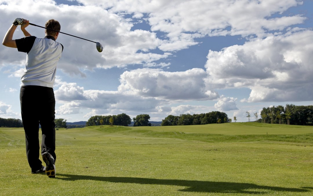Golfer slaat af, © arcona Golfhotel Teschow GmbH / Henrike Schunck