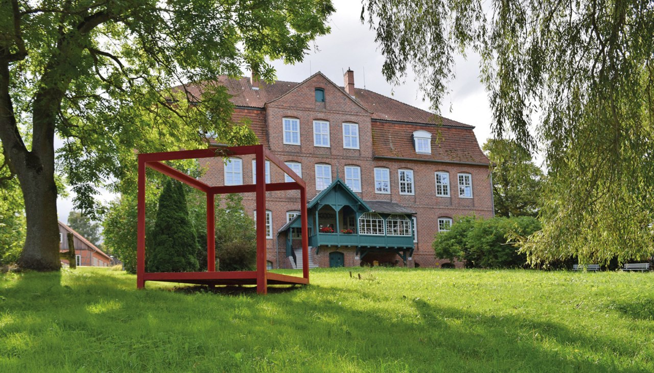 Kunst in de tuin van het Künstlerhaus Schloss Plüschow, © Schloss Plüschow Kunst in de tuin van het Künstlerhaus Schloss Plüschow, © Schloss Plüschow