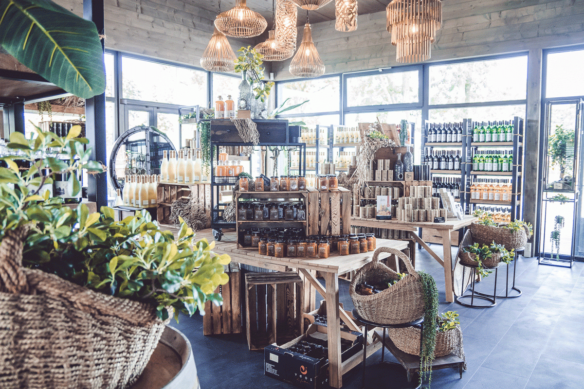 Nie tylko atrakcyjny salon sprzedaży, ale także przylegające do niego bistro i kawiarnia zachęcają do przeglądania i odpoczynku. // © Inselmühle Usedom GmbH Nie tylko atrakcyjny salon sprzedaży, ale także przylegające do niego bistro i kawiarnia zachęcają do przeglądania i odpoczynku. // © Inselmühle Usedom GmbH