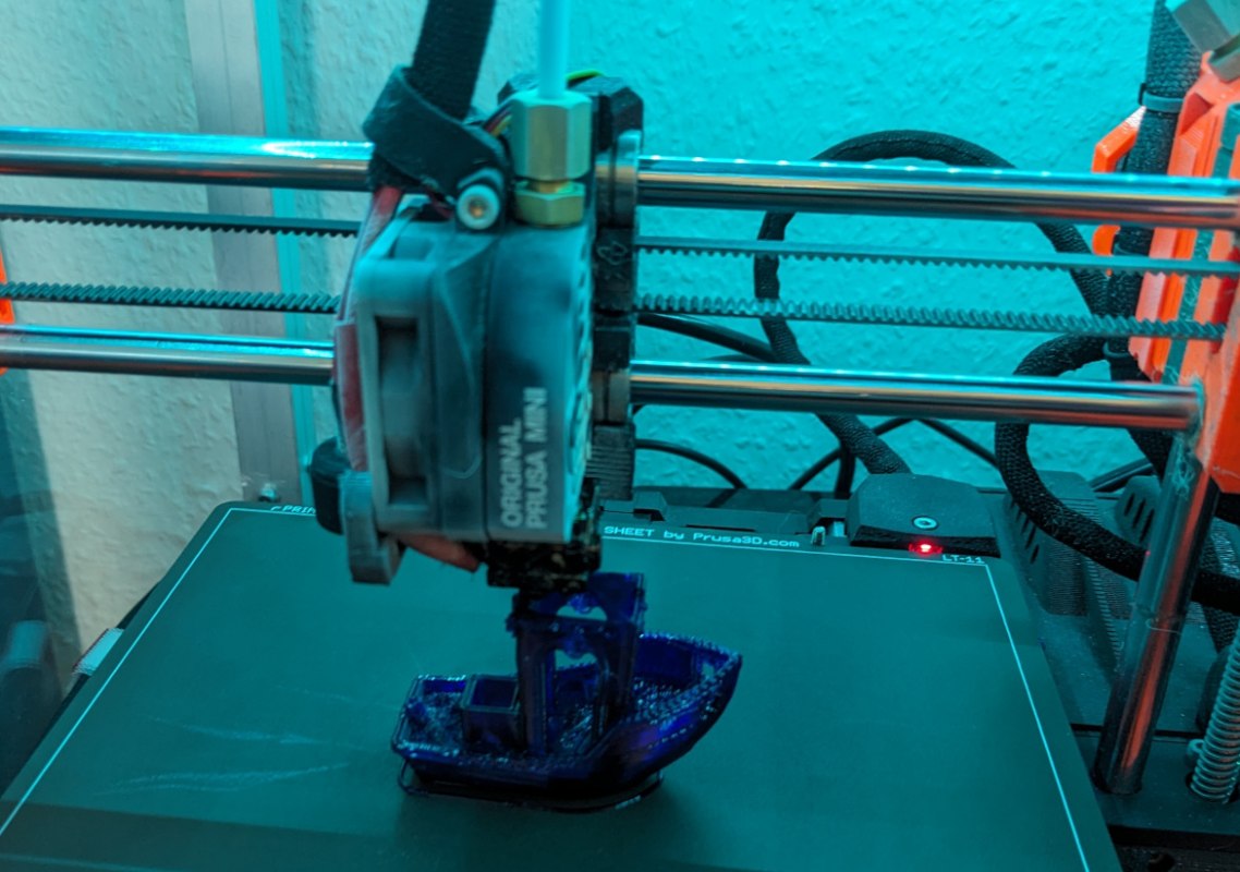 3D printer at work. Benchy is printed // &copy; Hacklabor.de