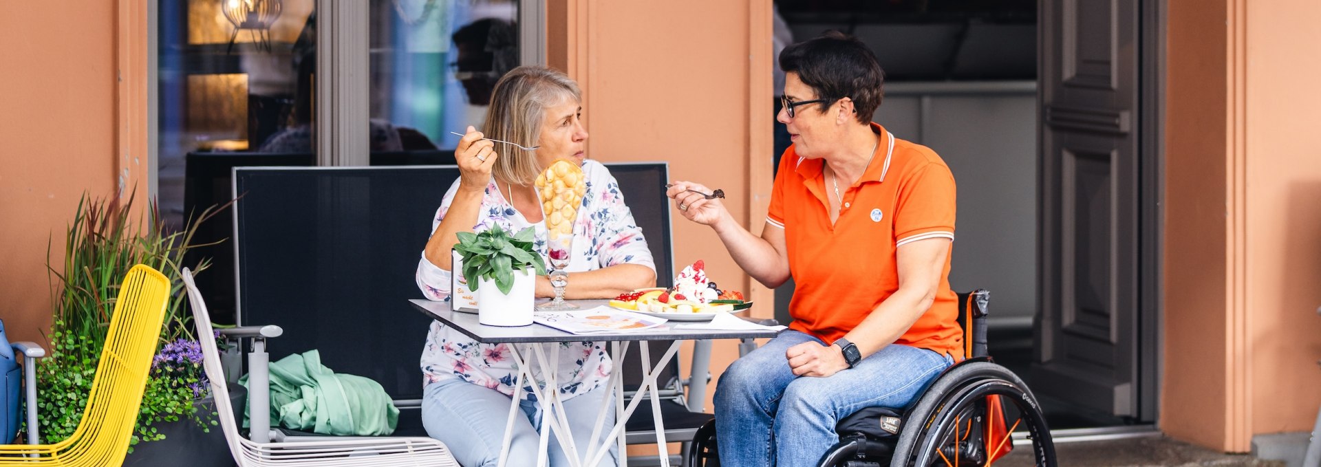 Kerstin and Angelika treat themselves to a sweet snack at the Al Ponte ice cream parlor - barrier-free.