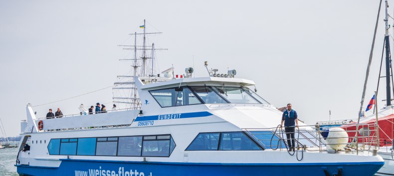 Punkt orientacyjny wyspy Hiddensee.
Jeśli odwiedzasz wyspę Hiddensee, po prostu nie możesz jej przegapić: latarnia morska Dornbuch! // &copy; Wei&szlig;e Flotte GmbH