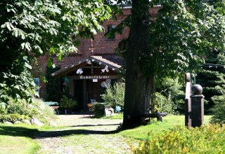 Entrance to the barn, &copy; Sabrina Wittkopf-Schade
