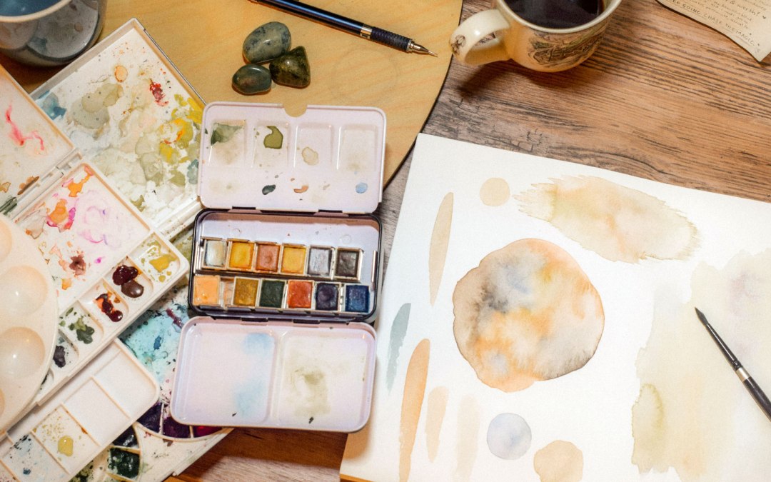 Symbool foto | Schilderen met aquarelverf in het paviljoen, © Foto von Sarah Brown auf Unsplash