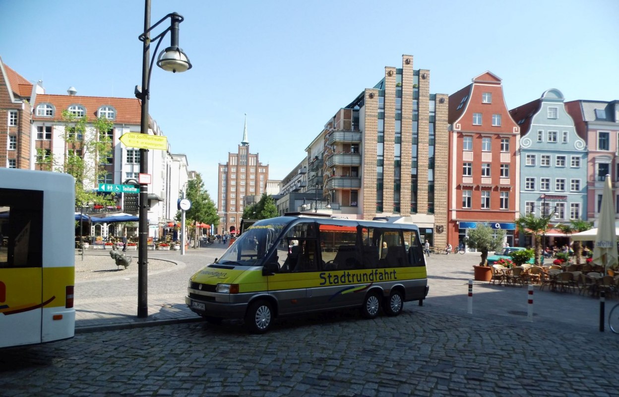 Nasz 12-miejscowy autobus panoramiczny na Universitätsplatz // © © SF Nasz 12-miejscowy autobus panoramiczny na Universitätsplatz // © © SF