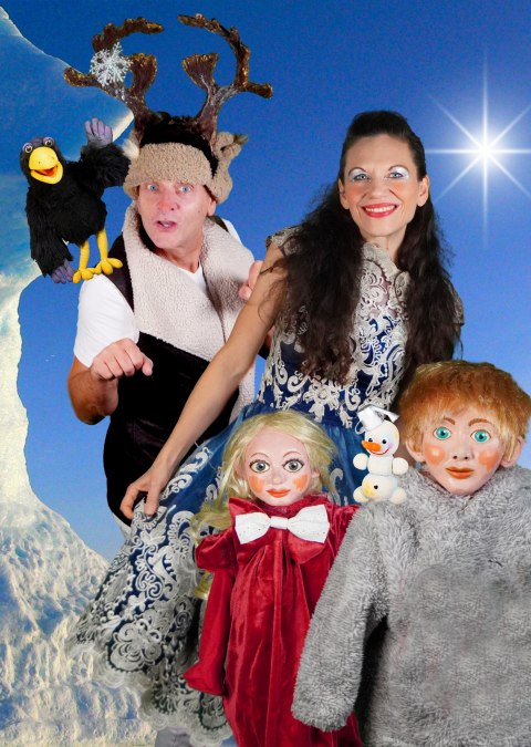 Dwaj aktorzy z teatru Phöbus stoją ze swoimi marionetkami Kaiem i Gerdą na niebieskim tle., © Theater Phöbus