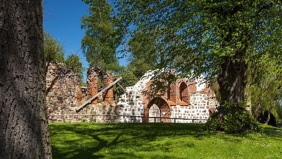 De ruïnes van de vroeggotische kerk in Satow zijn een stenen getuige van bijna 800 jaar geschiedenis, © VMO/Alexander Rudolph