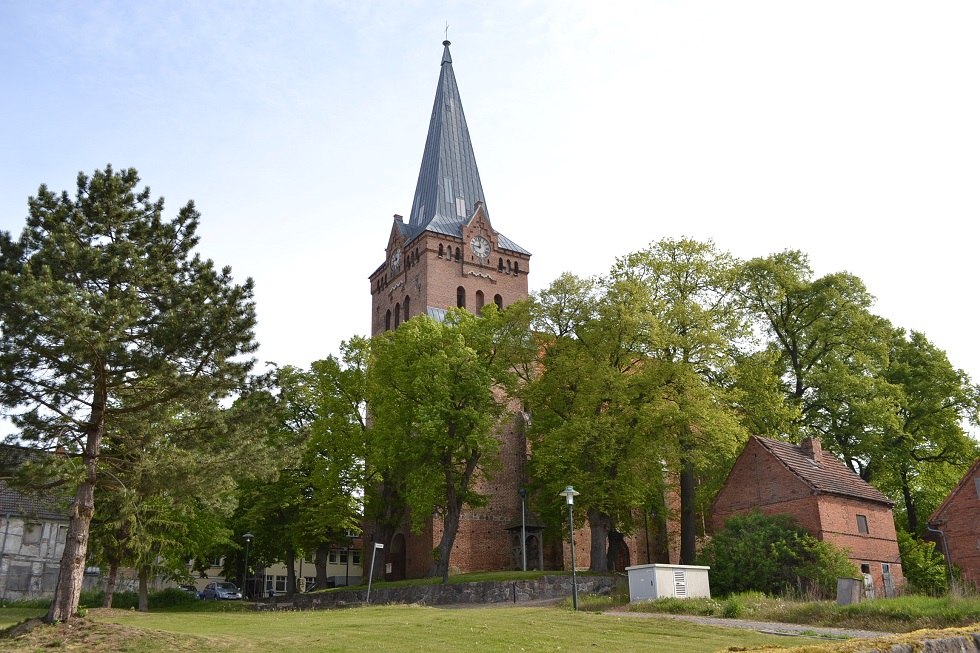 De kerk gezien vanaf de oude stadsgrens met de oude school vanuit het zuidwesten., &copy; Lutz Werner
