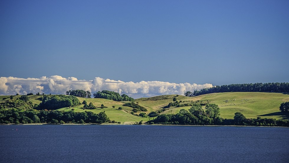 Het landschap van het schiereiland M&ouml;nchgut op R&uuml;gen wordt gekenmerkt door zijn glooiende heuvels. // &copy; TZR/C. Thiele
