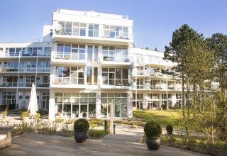 Alle kamers hebben grote ramen met uitzicht op de knoestige pijnbomen of het duinlandschap met de Oostzee. // © Strandhotel Fischland Alle kamers hebben grote ramen met uitzicht op de knoestige pijnbomen of het duinlandschap met de Oostzee. // © Strandhotel Fischland