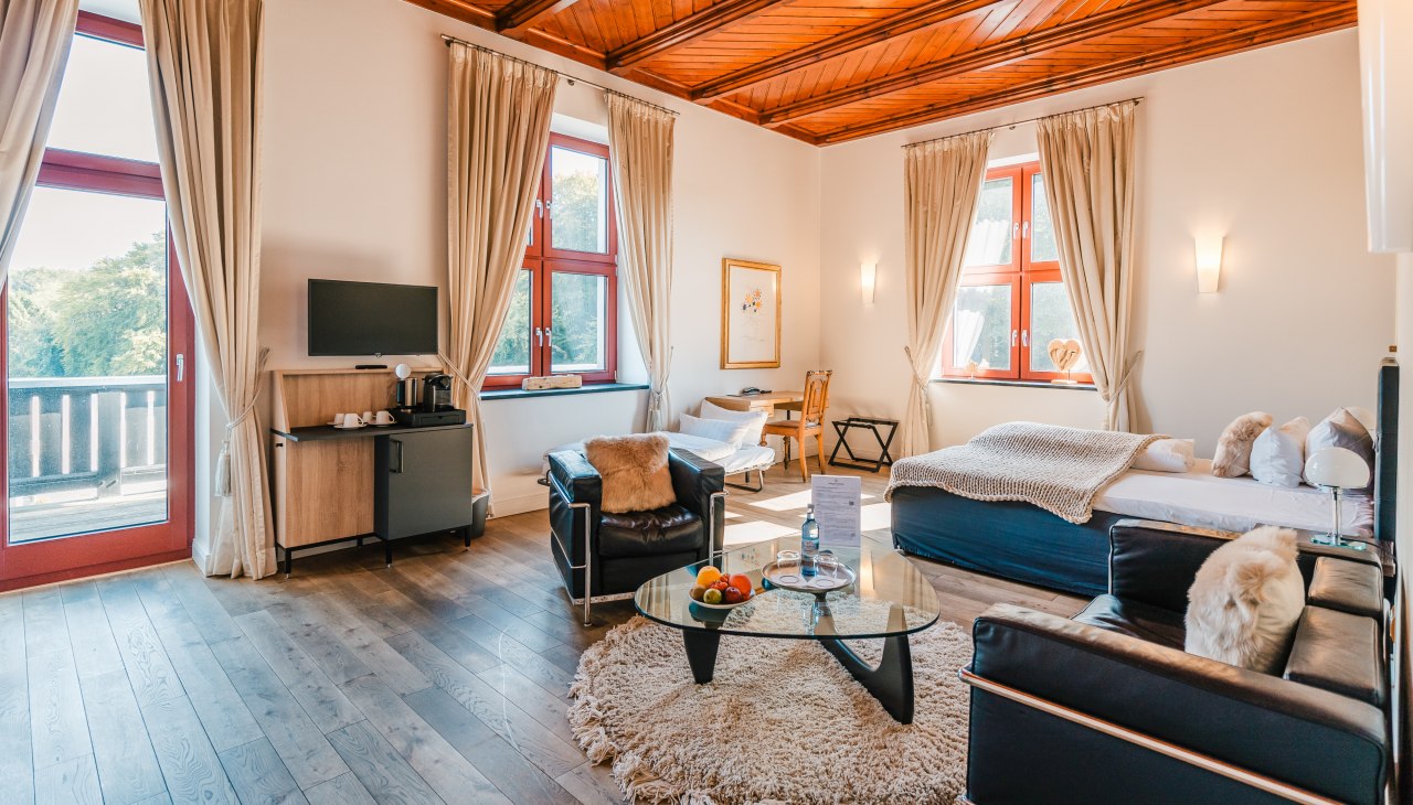 Przestronny pok&oacute;j hotelowy w Zamku Ranzow, &copy; Schloss Ranzow / FotoArt Mirko Boy