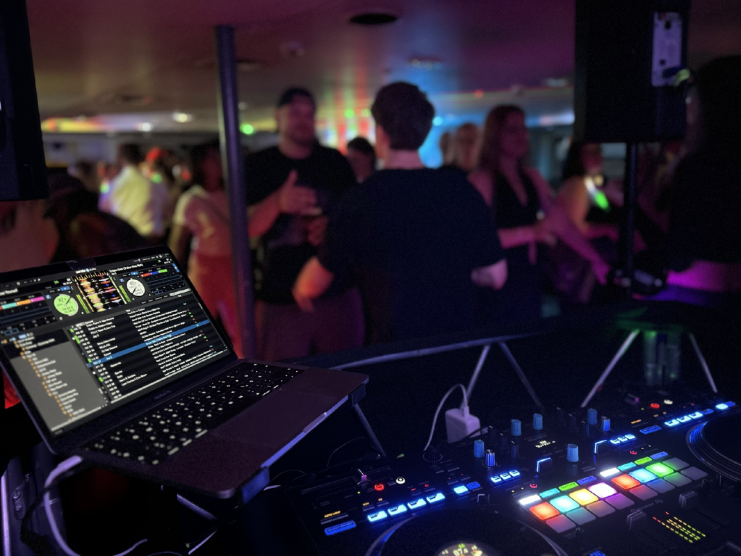 DJ on Board: DJ booth with laptop and mixing console during a party event aboard the MS Adler Vineta. // © Adler-Schiffe DJ on Board: DJ booth with laptop and mixing console during a party event aboard the MS Adler Vineta. // © Adler-Schiffe