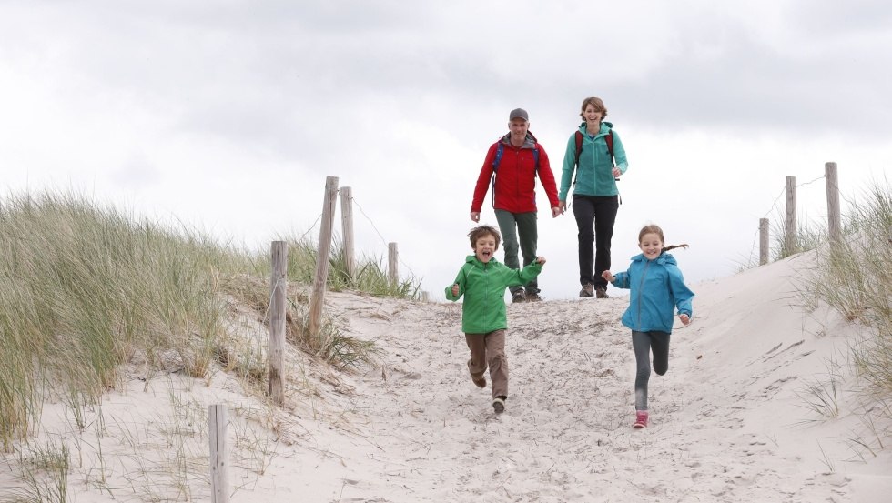 Wędrówka prowadzi również przez wydmy na plażę nad Morzem Bałtyckim., © TMV/outdoor-visions.com