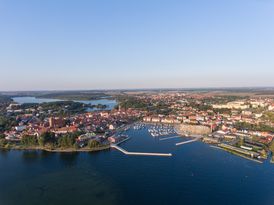 Havenresidentie Waren (M&uuml;ritz) - Exclusief verblijf aan de haven van Waren.
Uw exclusieve toevluchtsoord aan de haven van Waren, &copy; K&K Ferienimmobilien GmbH & Co.KG
