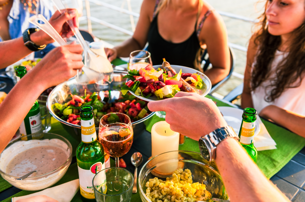 2025-04-24 11_31_34-Hausbooturlaub mit Freunden in der Seenplatte_16 __ Houseboat vacation with frie, &copy; TMV/ Tiemann