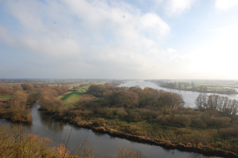 Vanaf de uitkijktoren kun je ver over het landschap van de Elbe kijken. // © Gabriele Skorupski Vanaf de uitkijktoren kun je ver over het landschap van de Elbe kijken. // © Gabriele Skorupski