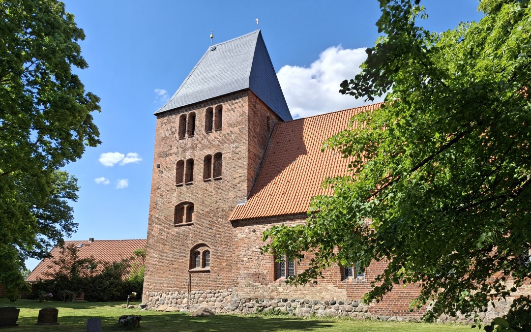 Buitenaanzicht van de kerk van Schlagsdorf, © Kirche Schlagsdorf / Blumenschein