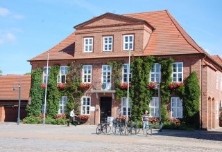 The present town hall was originally a carton fabrique and the court house., © Gabriele Skorupski The present town hall was originally a carton fabrique and the court house., © Gabriele Skorupski