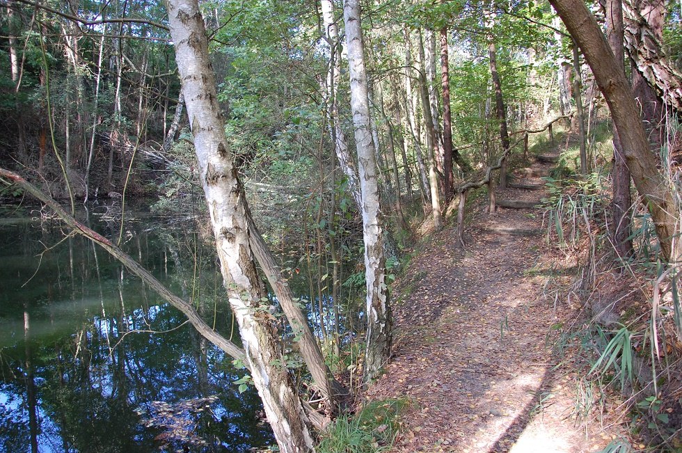A circular path about 1.2 kilometers long leads around the small lake., © Gabriele Skorupski