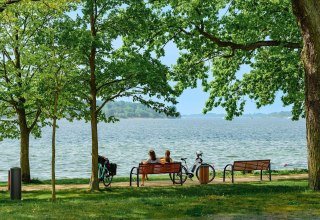 Die Ruhe genie&szlig;en beim Blick auf die M&uuml;ritz // &copy; MV-T/Tiemann