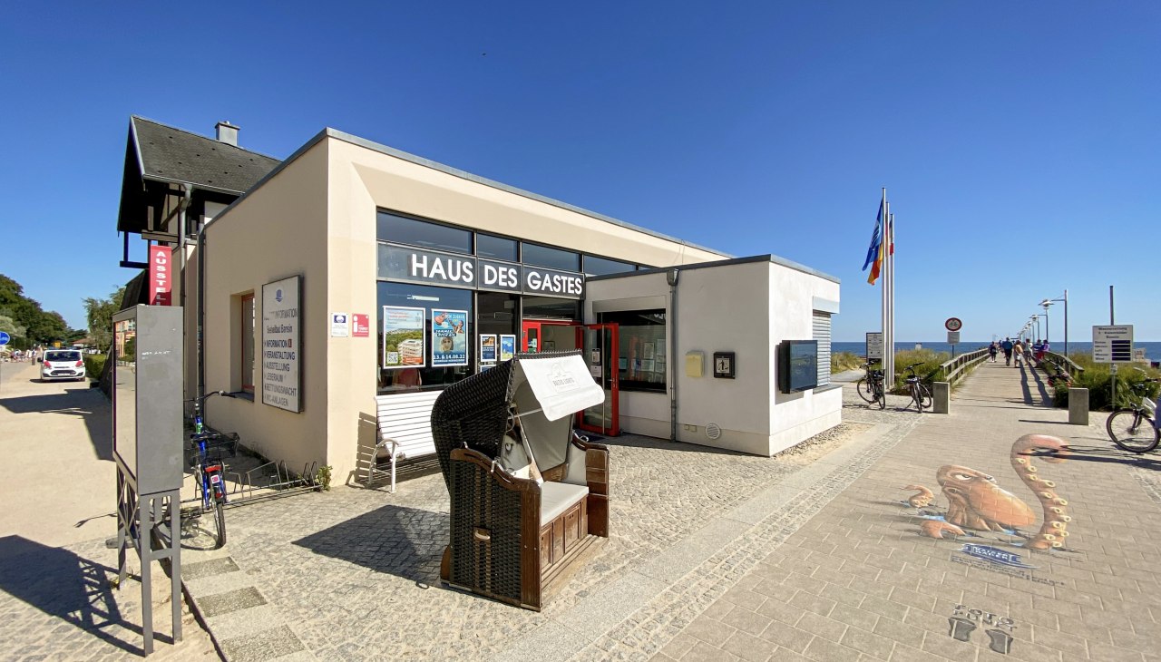 Haus des Gastes w Bansin to pierwsze miejsce, do którego docierają turyści, osoby zainteresowane wydarzeniami i miłośnicy sztuki., © KaiserbäderTouristmusService GmbH Haus des Gastes w Bansin to pierwsze miejsce, do którego docierają turyści, osoby zainteresowane wydarzeniami i miłośnicy sztuki., © KaiserbäderTouristmusService GmbH