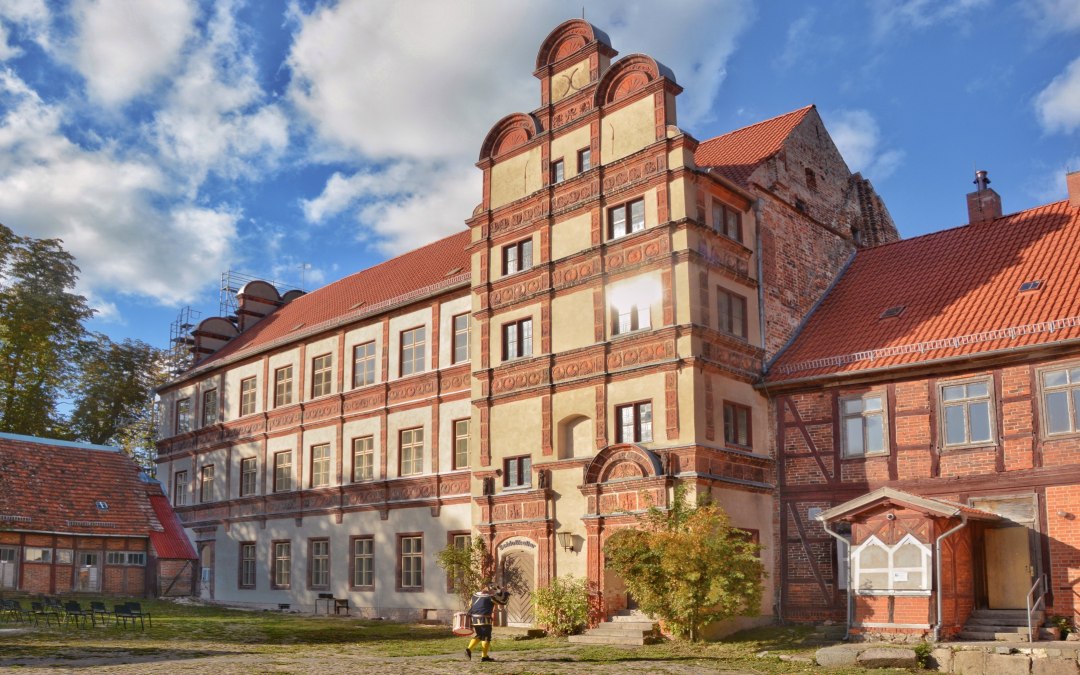The western facade of the Gadebusch castle after restoration of the terracotta decoration., © Tourismusverband Mecklenburg-Schwerin