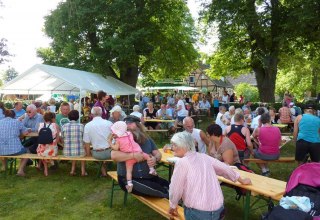 Kaffee und Kuchen im großen schattigen Kirchgarten // © Horst fechner Kaffee und Kuchen im großen schattigen Kirchgarten // © Horst fechner