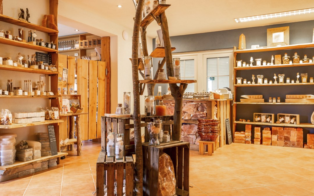 Je kunt zouten proeven in de boerderijwinkel, een rondleiding volgen of ontspannen in het gradeerhuis., © Salzmanufaktur/Klemp