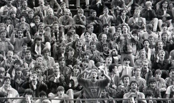 Fu&szlig;ballfans im Stadion // &copy; BARCH/ Stasi-Unterlagen-Archiv