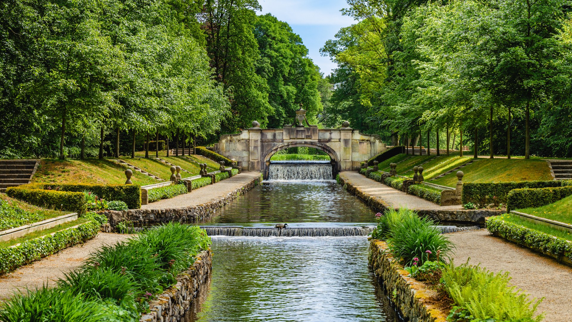 De Stenen Brug in Slot Ludwigslust is een van de hoogtepunten in het park. Als je het water stroomafwaarts volgt, kom je bij de 24 watersprongen. // © MV-T/Tiemann De Stenen Brug in Slot Ludwigslust is een van de hoogtepunten in het park. Als je het water stroomafwaarts volgt, kom je bij de 24 watersprongen.